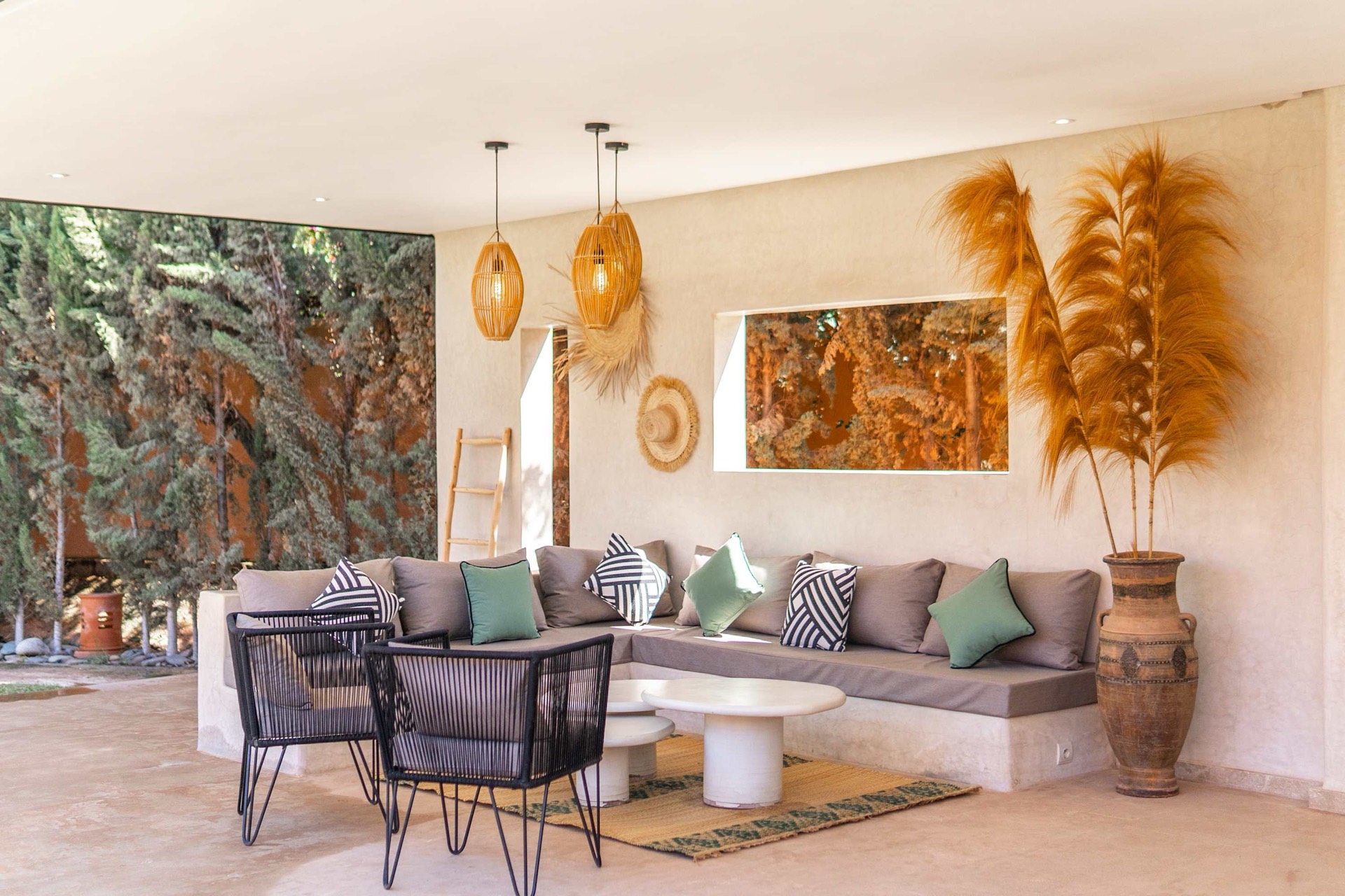 Villa Anna à Marrakech — Grand jardin, piscine et salon extérieur couvert