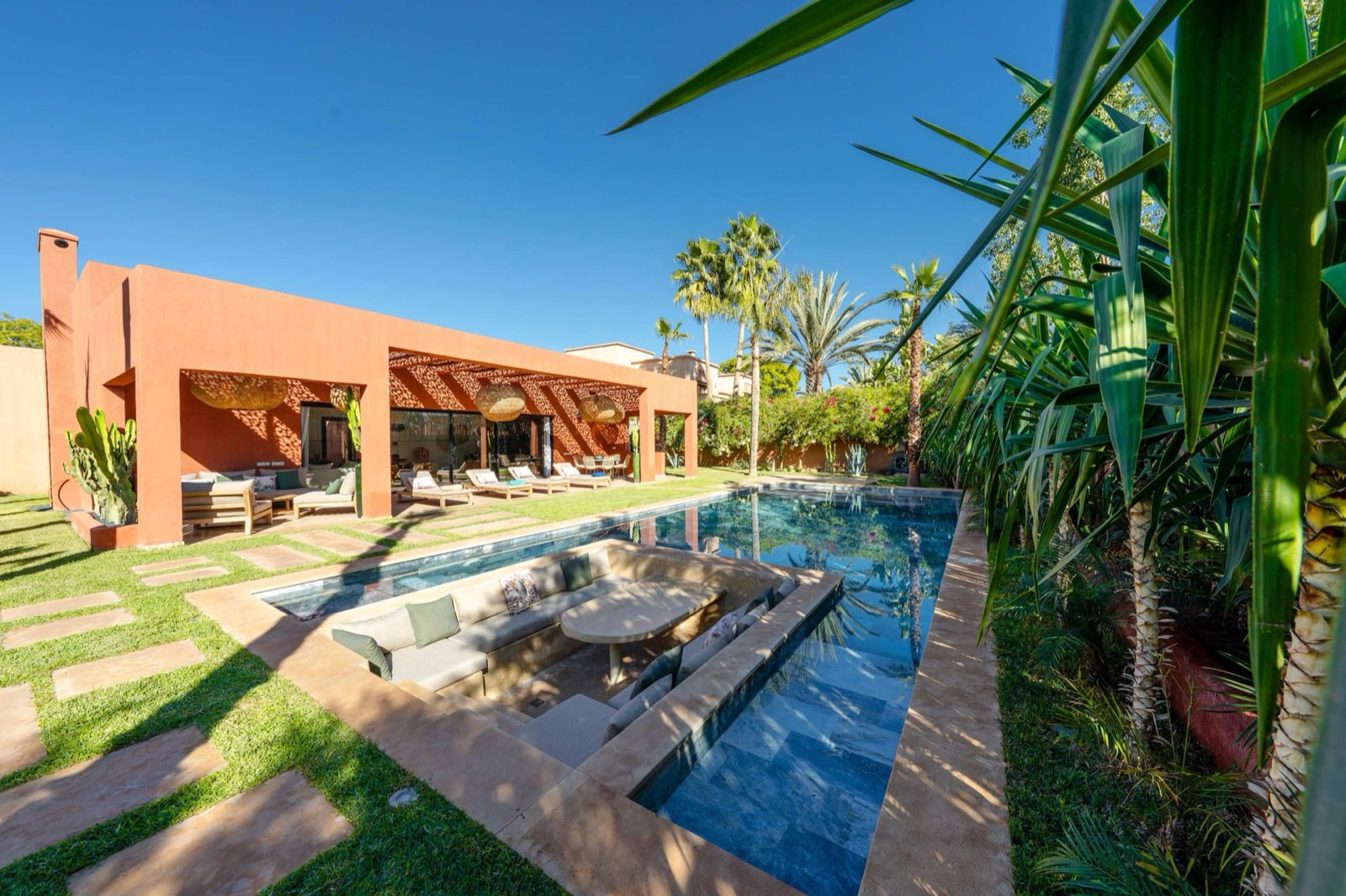Villa Baccarat à Marrakech — Élégance moderniste et sérénité absolue